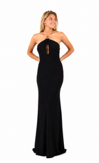 Arriendo de Vestido negro con collar dorado sin espalda