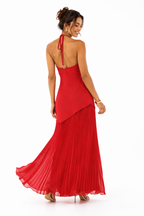 Vestido rojo naranjo oscuro plizado con detalle en escote