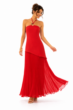 Vestido rojo naranjo oscuro plizado con detalle en escote