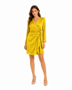 Arriendo de vestido mostaza corto con mangas y amarre cintura