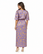 Arriendo de vestido largo midi estampado animal print dorado y morado con circulo en escote y mangas murcielago