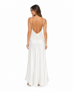 Arriendo de vestido largo blanco con tiritas de mostacillas y flecos en espalda S diseñadora Maca Ridal