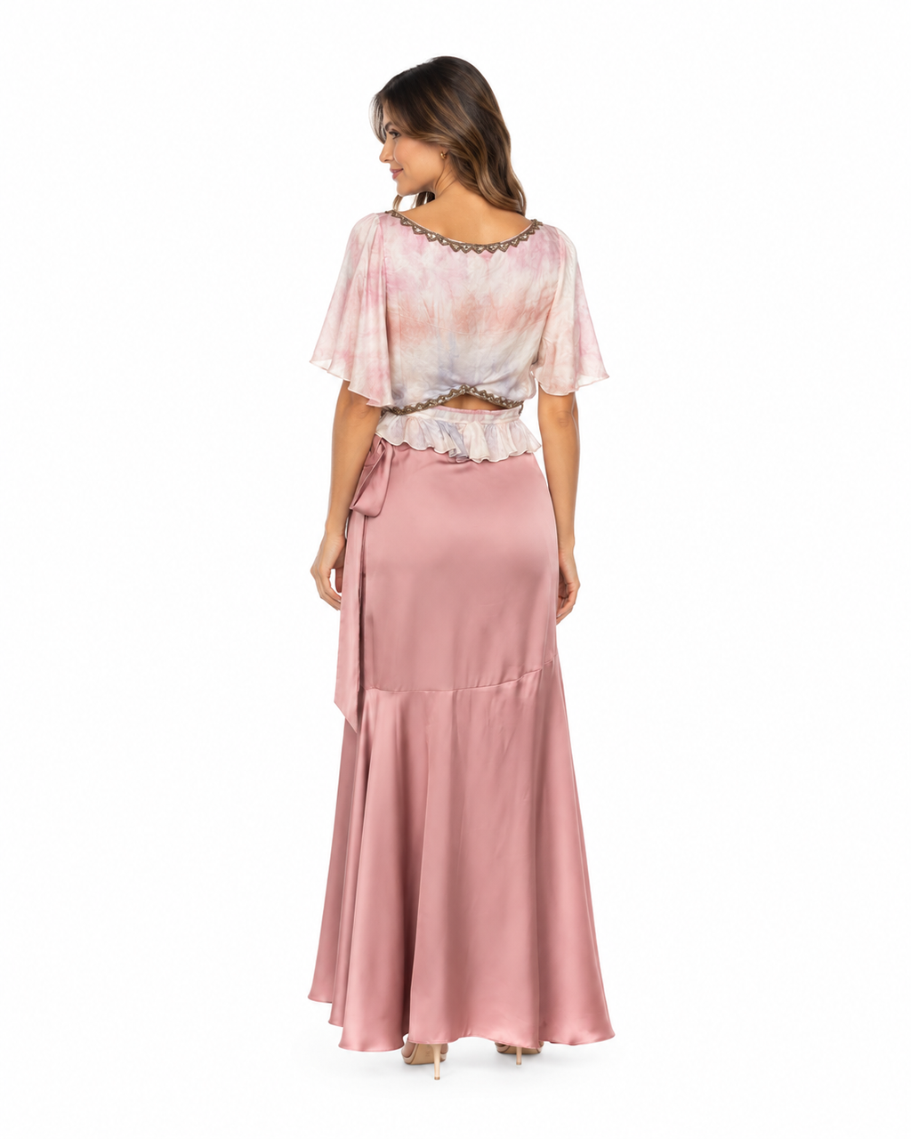 Arriendo de conjunto blanco tie dye con mangas y bordados dorados