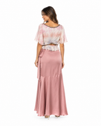 Arriendo de conjunto blanco tie dye con mangas y bordados dorados