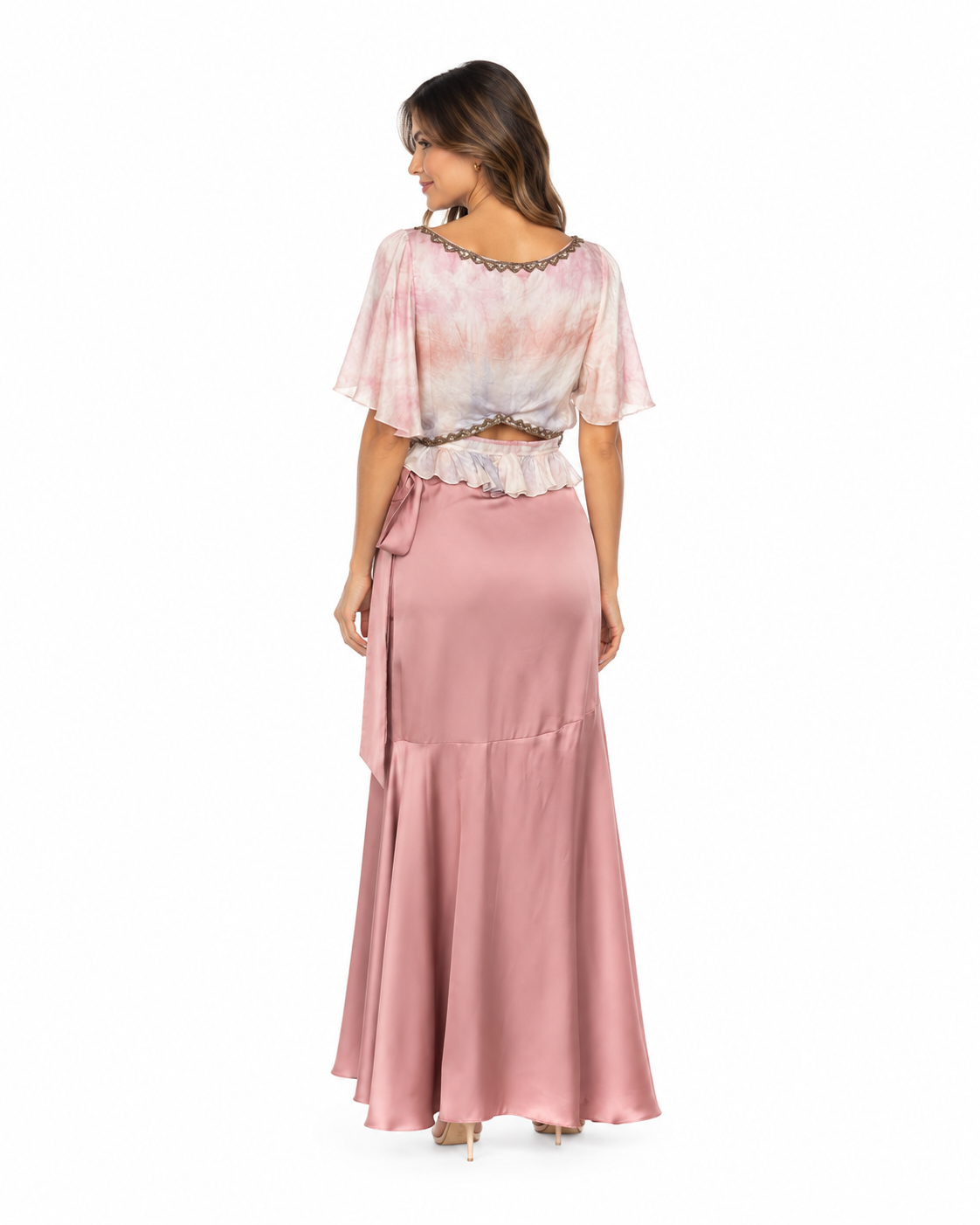 Arriendo de conjunto blanco tie dye con mangas y bordados dorados