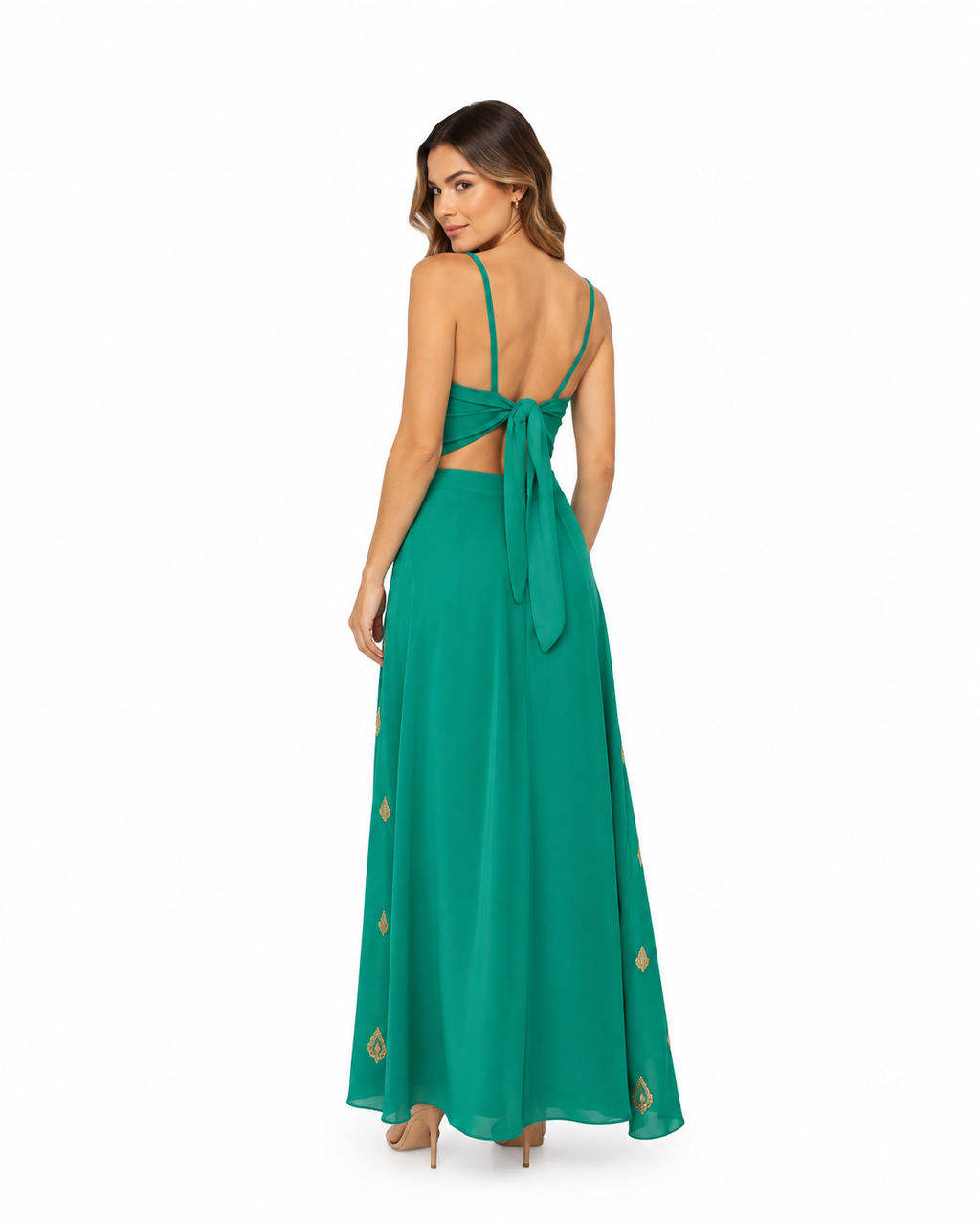 Arriendo de conjunto verde largo con peto halter y brillos en falda