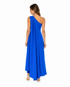 Arriendo de vestido azul eléctrico de un hombro con una media capa español