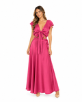 Arriendo de conjunto largo de seda fucsia con vuelos en las mangas
