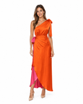 Arriendo de conjunto largo de seda de dos colores con top asimetrico