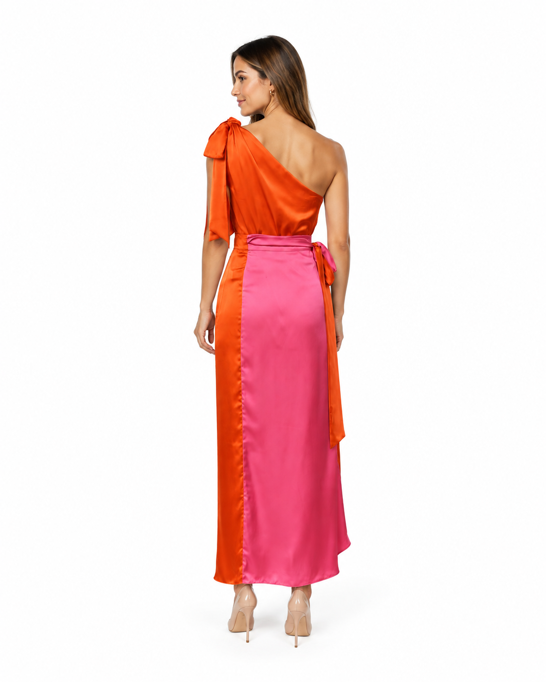 Arriendo de conjunto largo de seda de dos colores con top asimetrico
