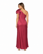 Arriendo de vestido largo asimetrico burdeo con cinta nuevo