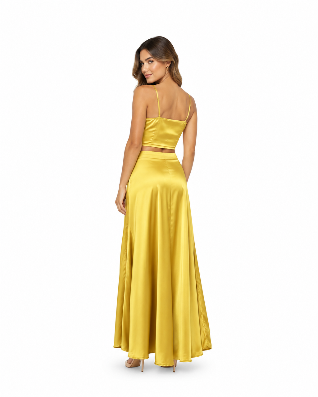 Arriendo de conjunto largo de seda color amarillo con amarre al frente