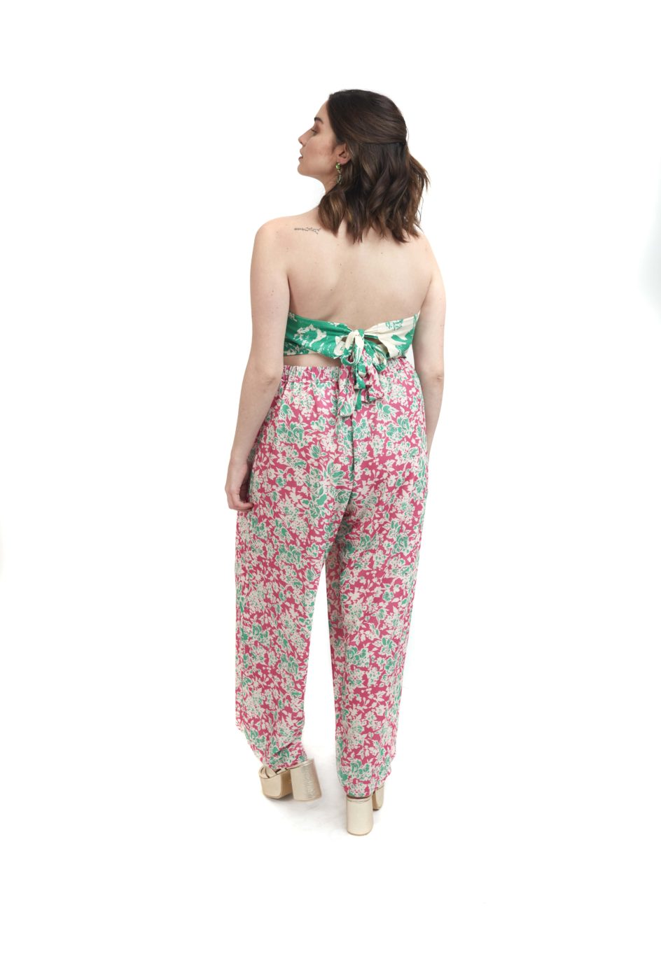 Arriendo de Conjunto verde rosado y blanco con flores