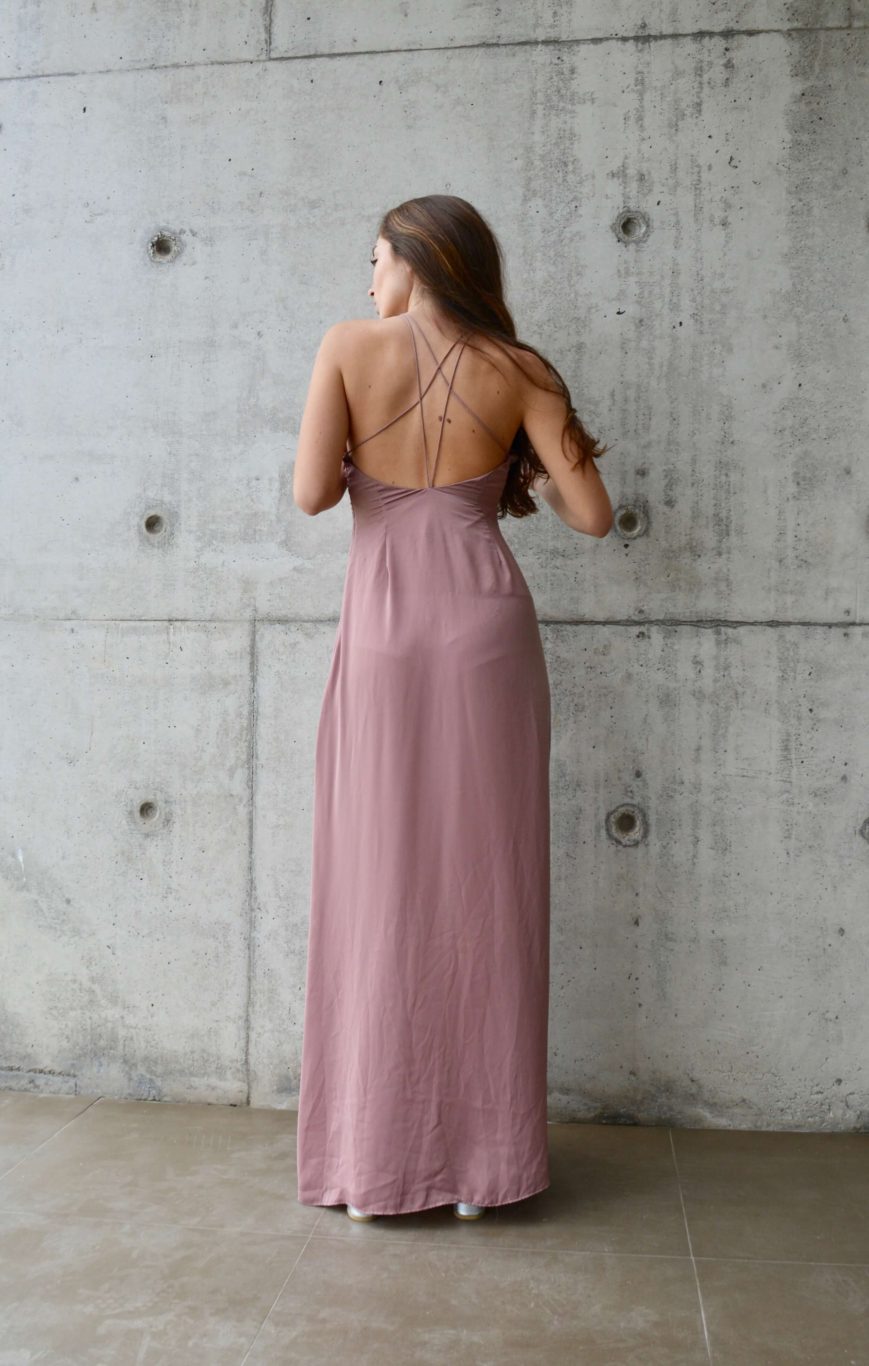 Arriendo de Vestido color Palo Rosa largo de seda y espalda cruzada