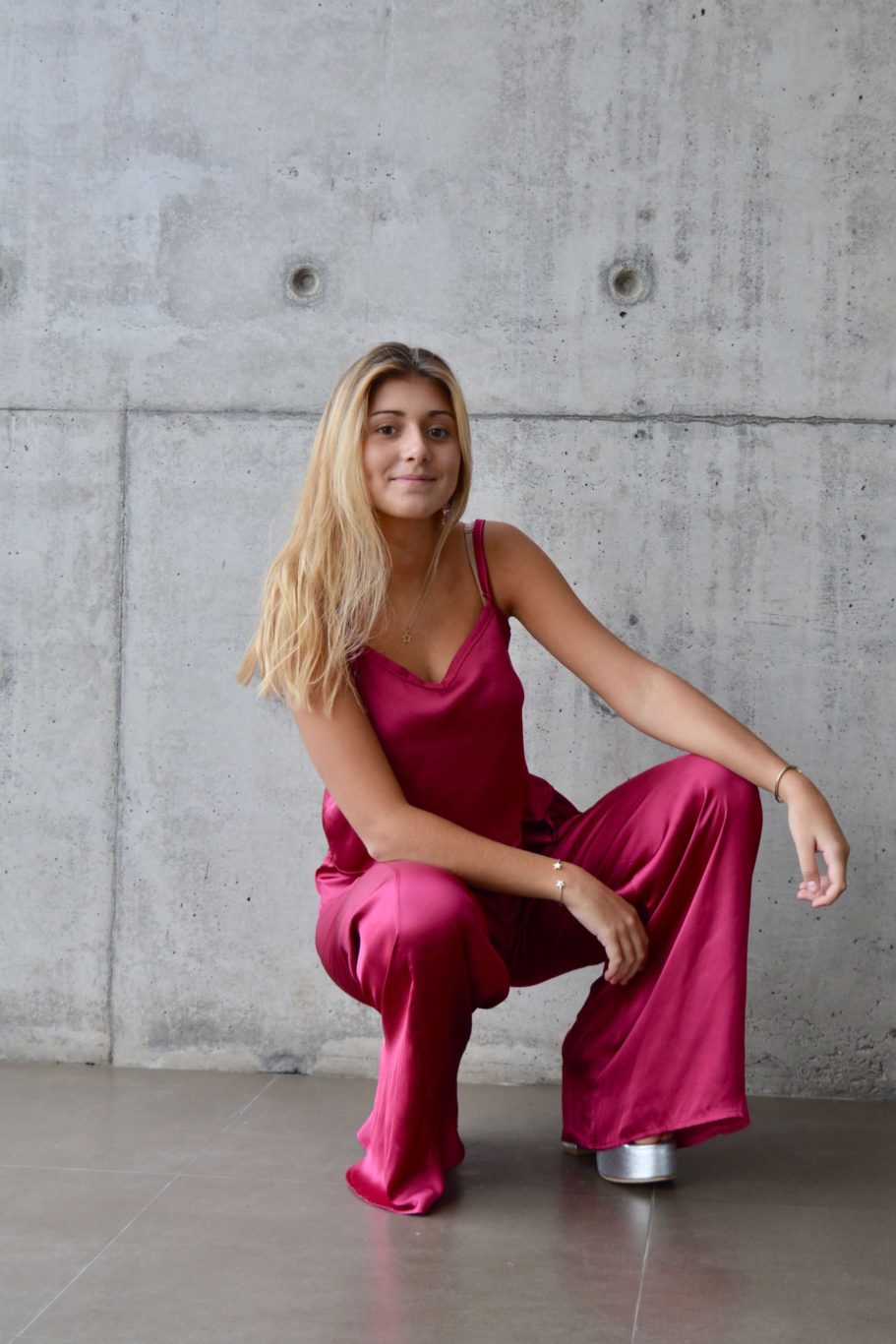 Arriendo de Conjunto pantalón crop top color berenjena de seda