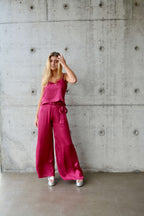 Arriendo de Conjunto pantalón crop top color berenjena de seda
