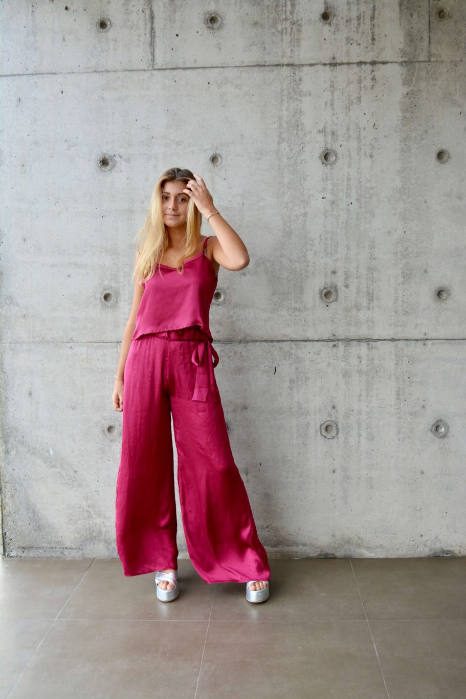 Arriendo de Conjunto pantalón crop top color berenjena de seda