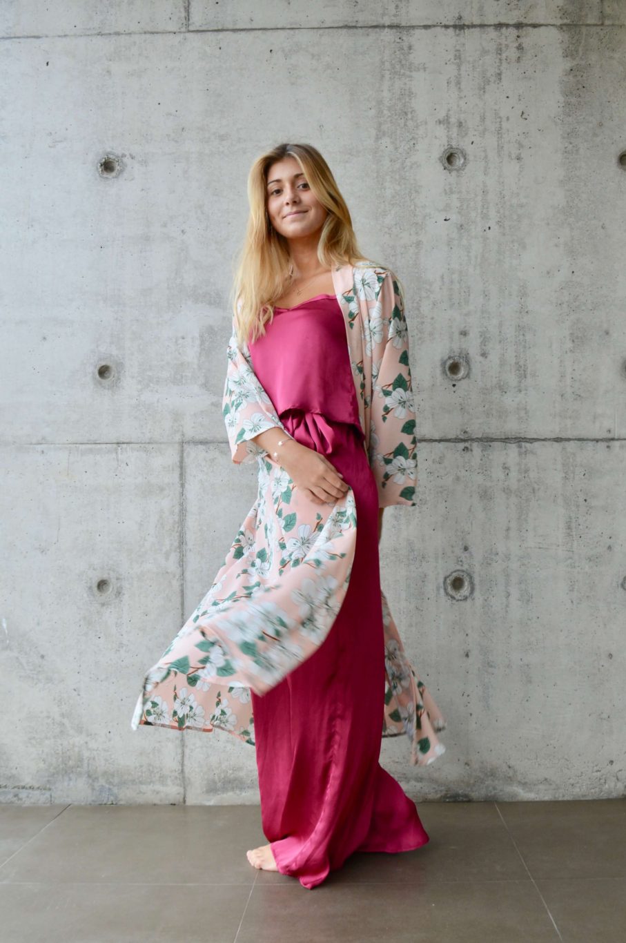 Arriendo de Kimono rosa palo con flores y tajos a los lados