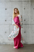 Arriendo de Kimono rosa palo con flores y tajos a los lados