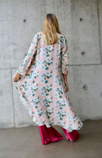 Arriendo de Kimono rosa palo con flores y tajos a los lados