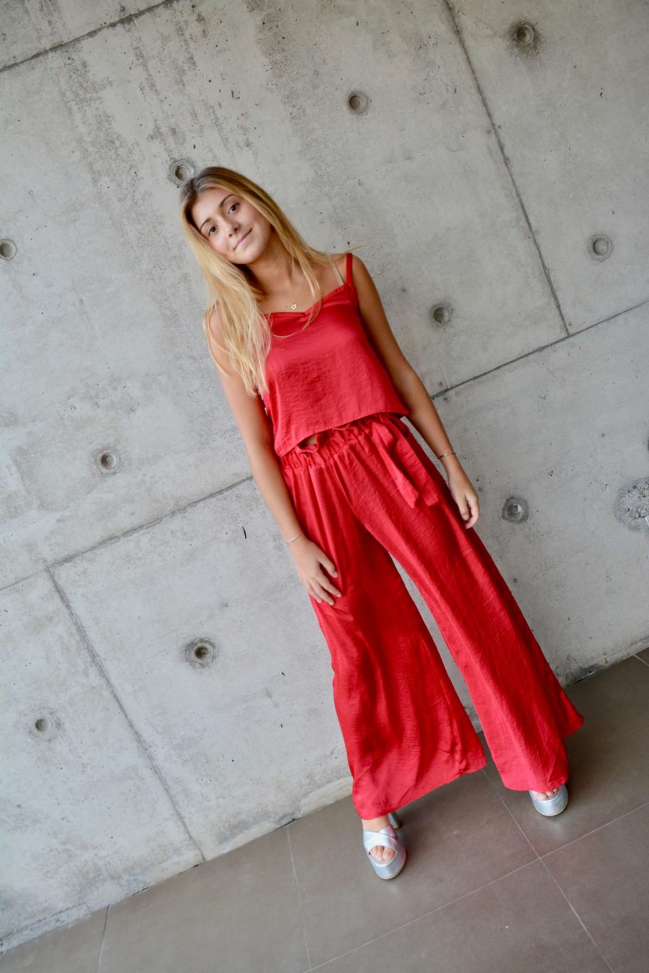 Arriendo de Conjunto pantalón y crop top color rojo