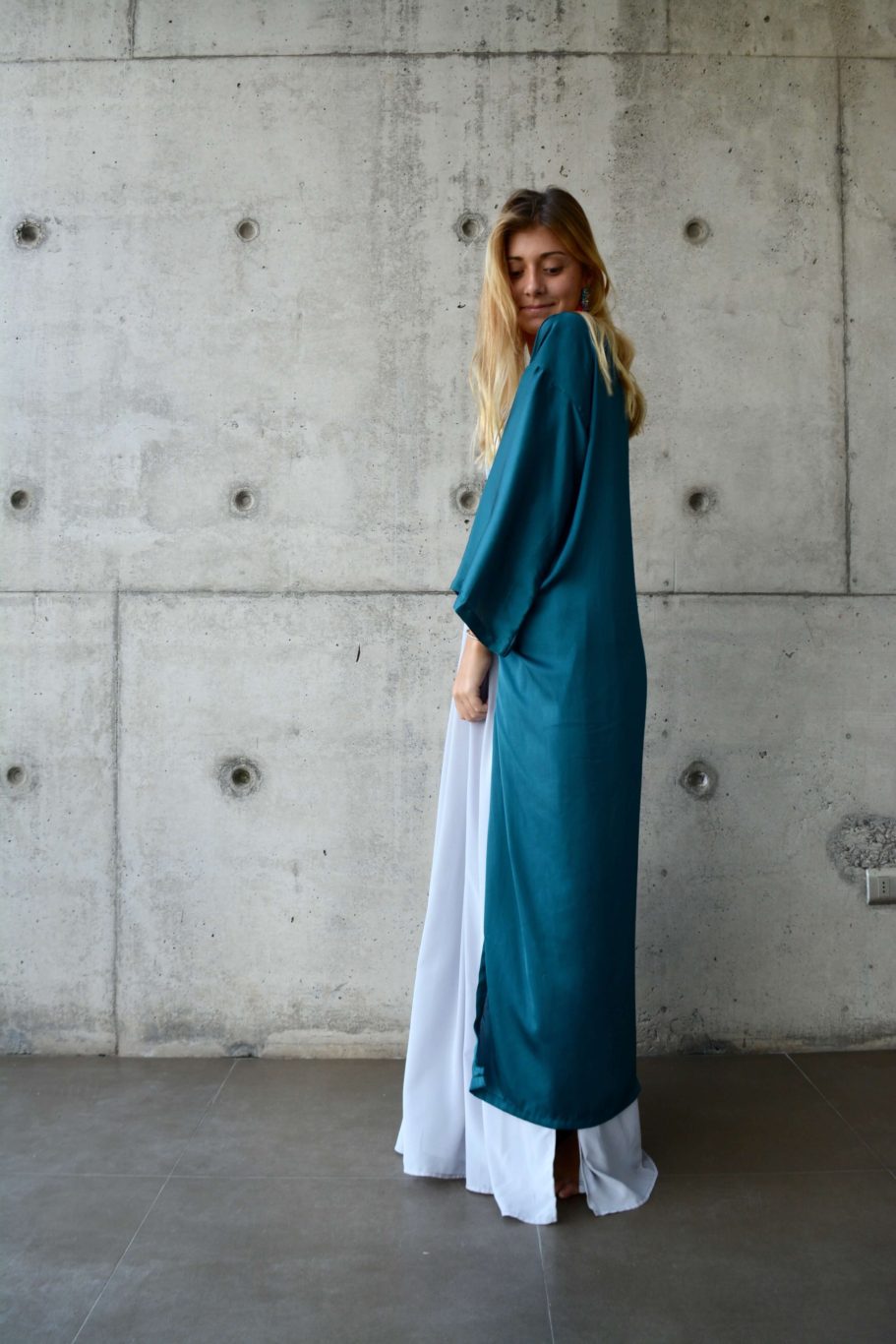 Arriendo de Kimono largo color petróleo de seda