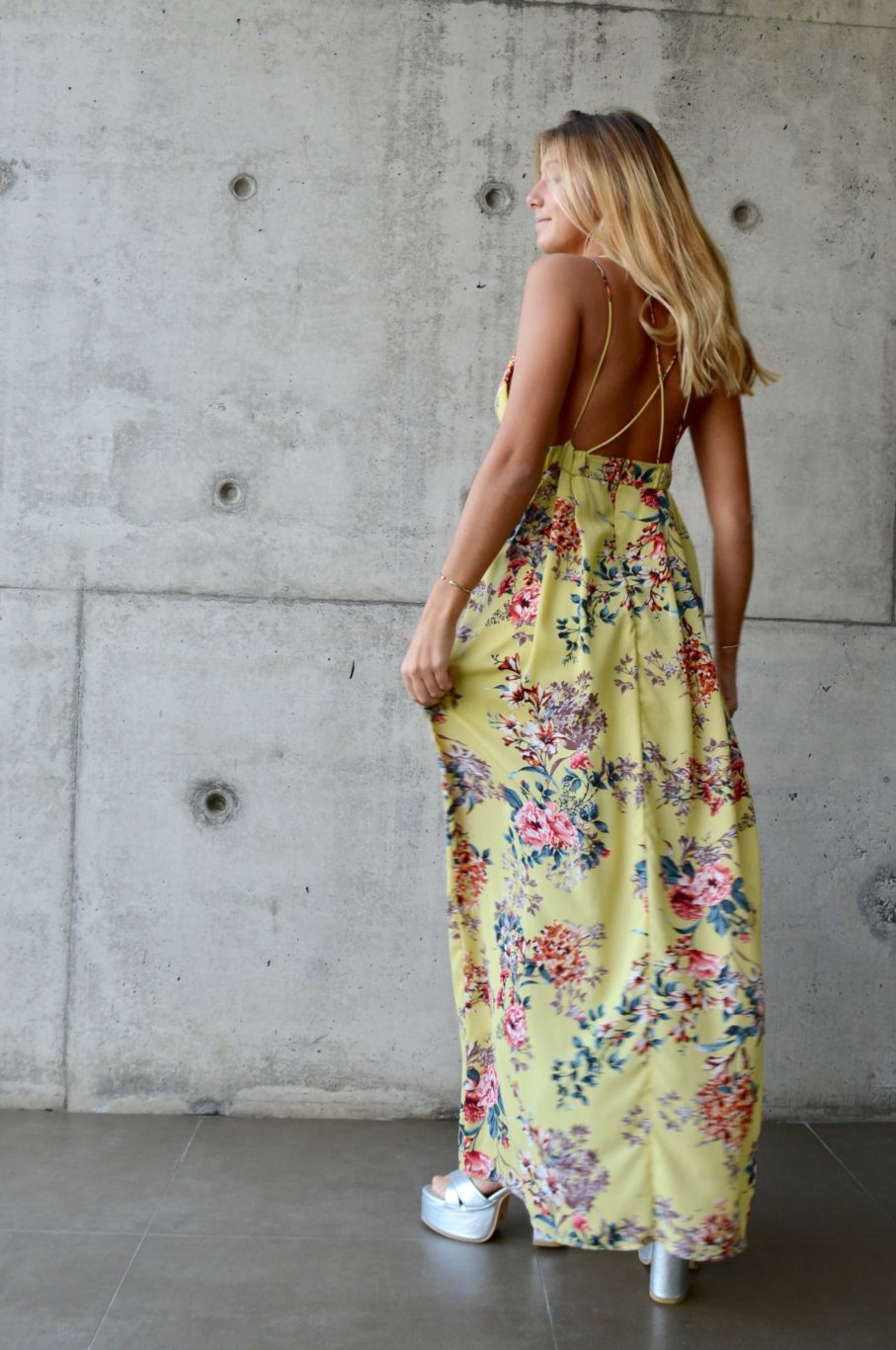 Arriendo de Vestido largo amarillo con flores