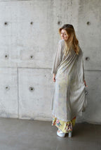 Arriendo de Kimono plateado de gaza largo con tajos