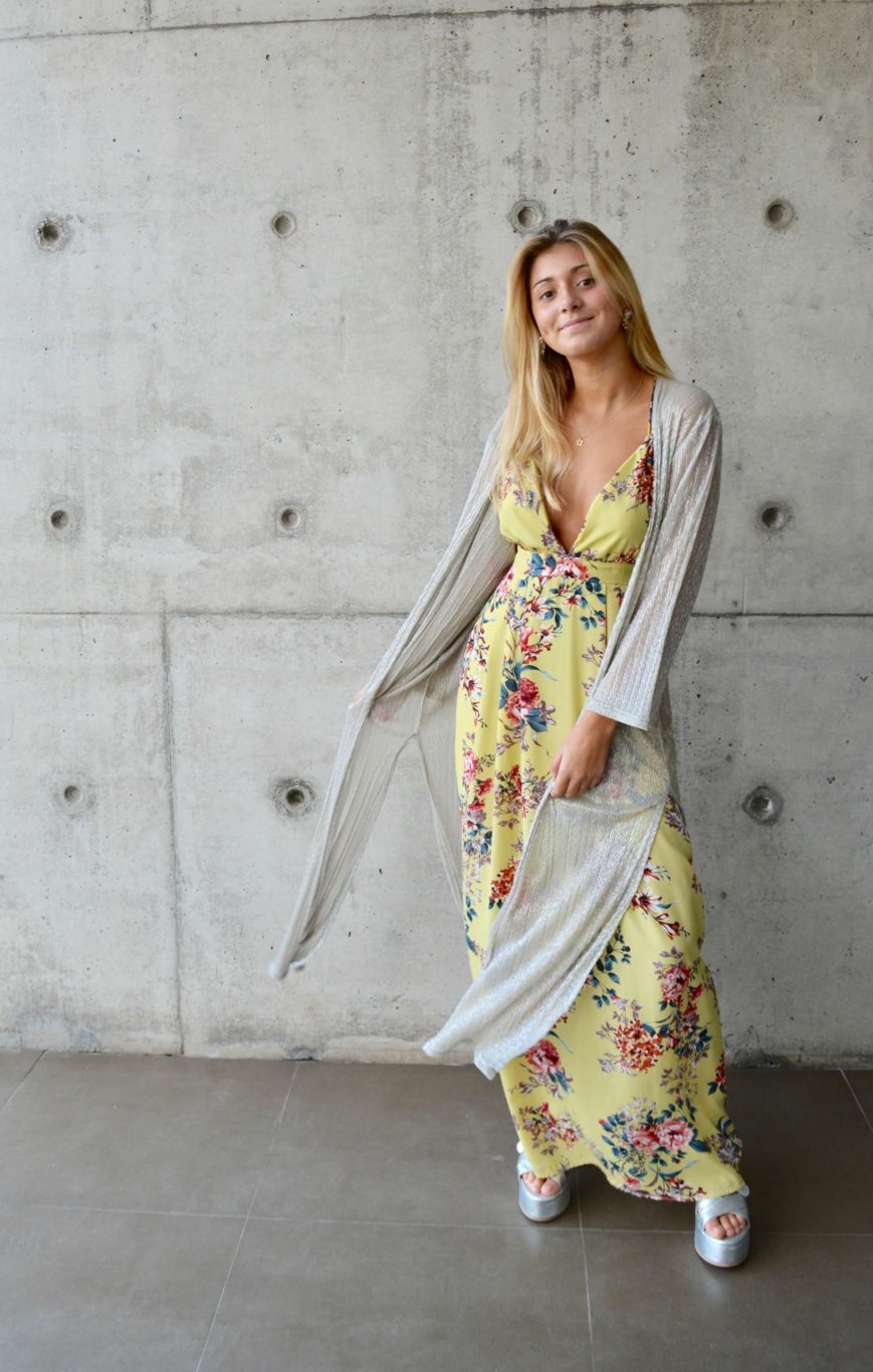 Arriendo de Kimono plateado de gaza largo con tajos