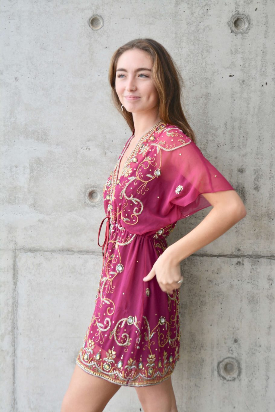 Arriendo de Vestido corto color frambuesa marca ROCA con mostacillas