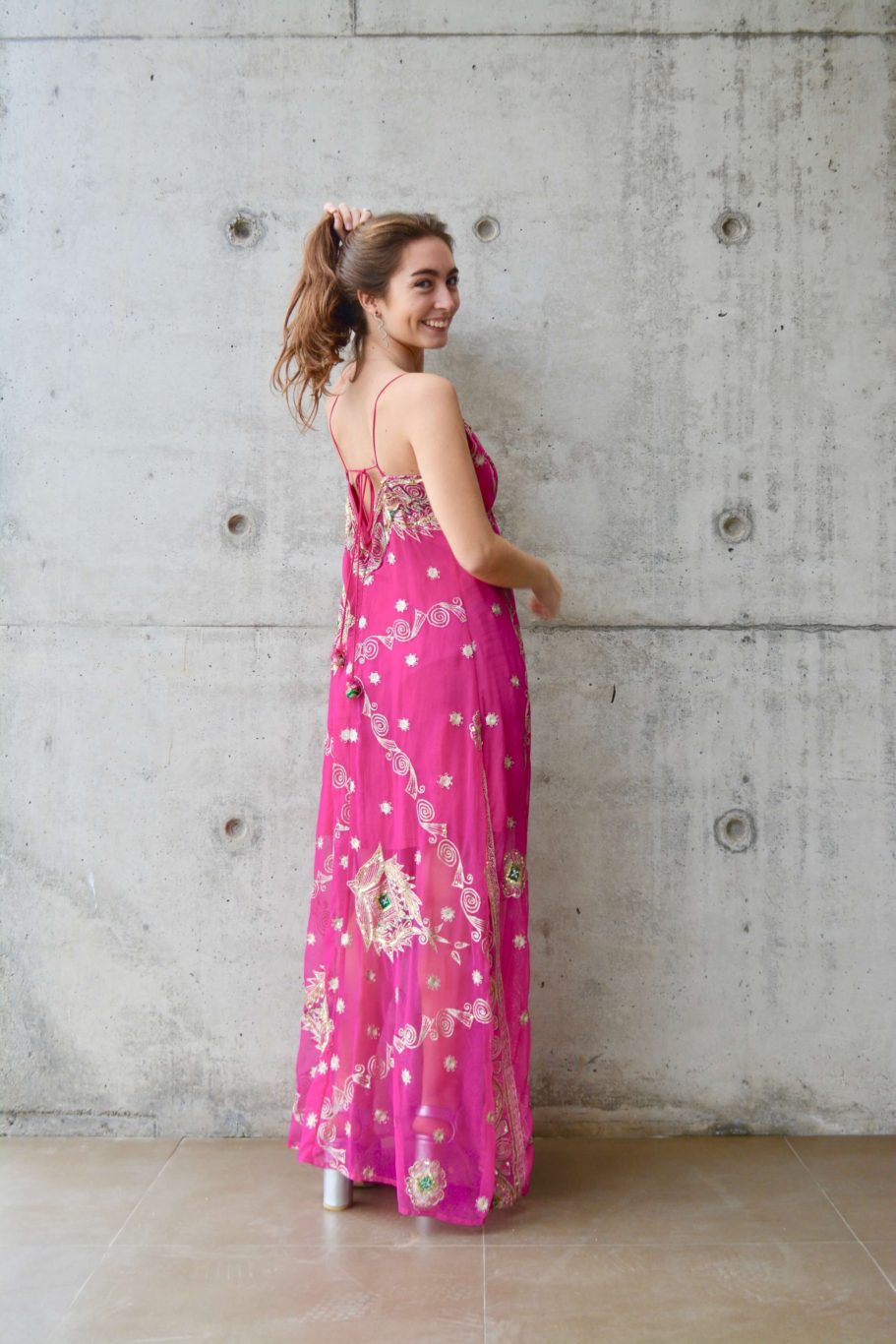 Arriendo de Vestido largo fucsia con mostacillas India Chic