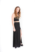 Arriendo de Crop top negro con mostacillas doradas y pollera negra con tajo