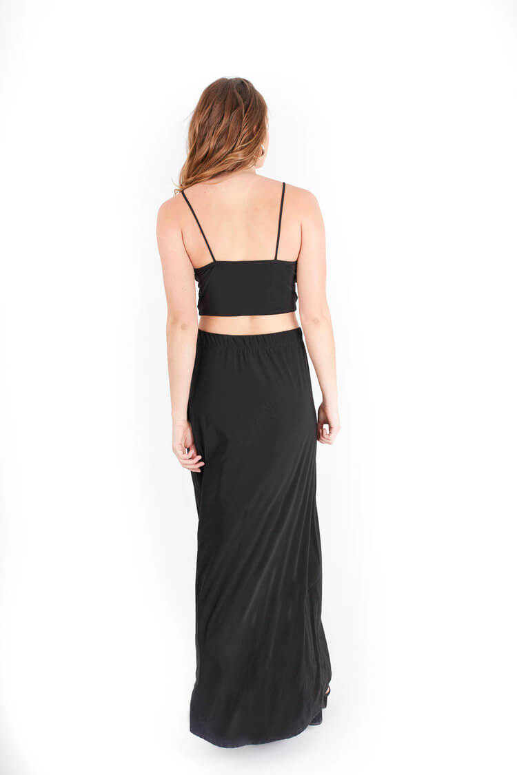 Arriendo de Crop top negro con mostacillas doradas y pollera negra con tajo