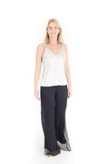 Arriendo de Polera plateada seda con pantalón negro