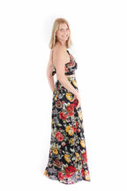 Arriendo de Conjunto marca Debut negro con flore rojas y amarillas