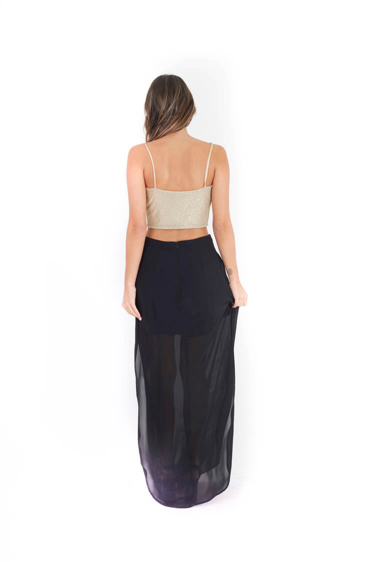 Arriendo de Conjunto top dorado con pollera negra con tranparencia