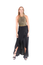 Arriendo de Crop top oro viejo oscuro con brillos y pollera negra Debut de seda