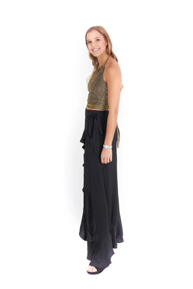 Arriendo de Crop top oro viejo oscuro con brillos y pollera negra Debut de seda