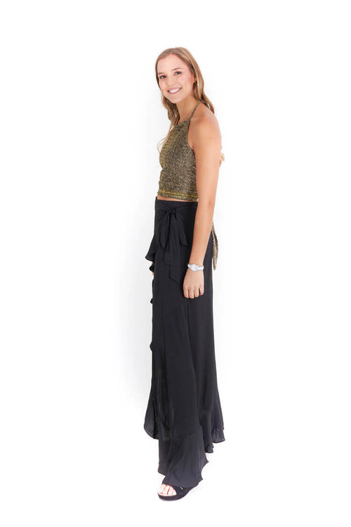 Arriendo de Crop top oro viejo oscuro con brillos y pollera negra Debut de seda