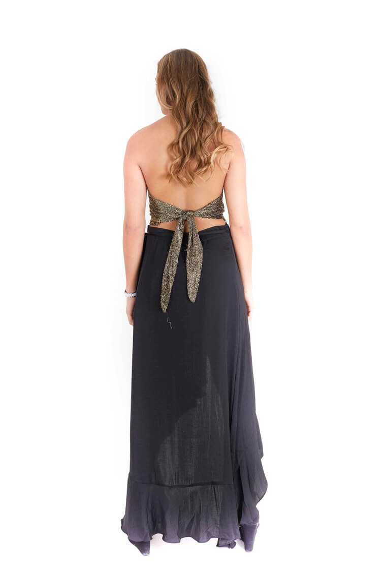 Arriendo de Crop top oro viejo oscuro con brillos y pollera negra Debut de seda