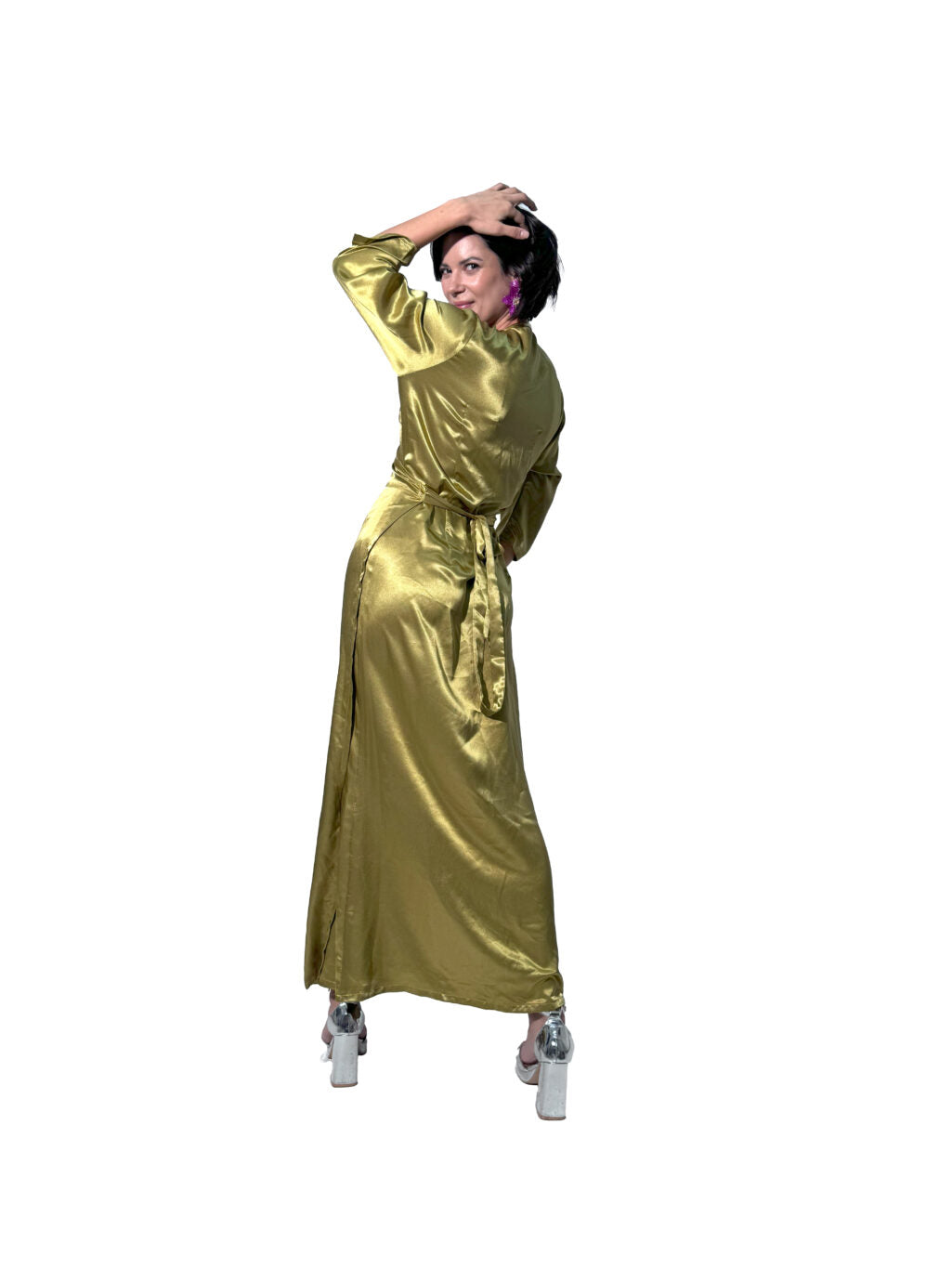 Arriendo de Vestido largo de seda verde oliva con mangas y cruzado al costado