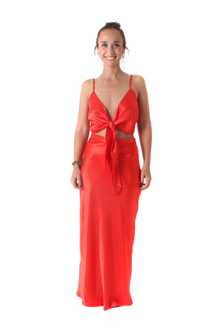 Arriendo de Conjunto rojo crop top y pollera de seda CDP