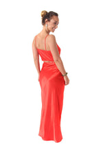 Arriendo de Conjunto rojo crop top y pollera de seda CDP