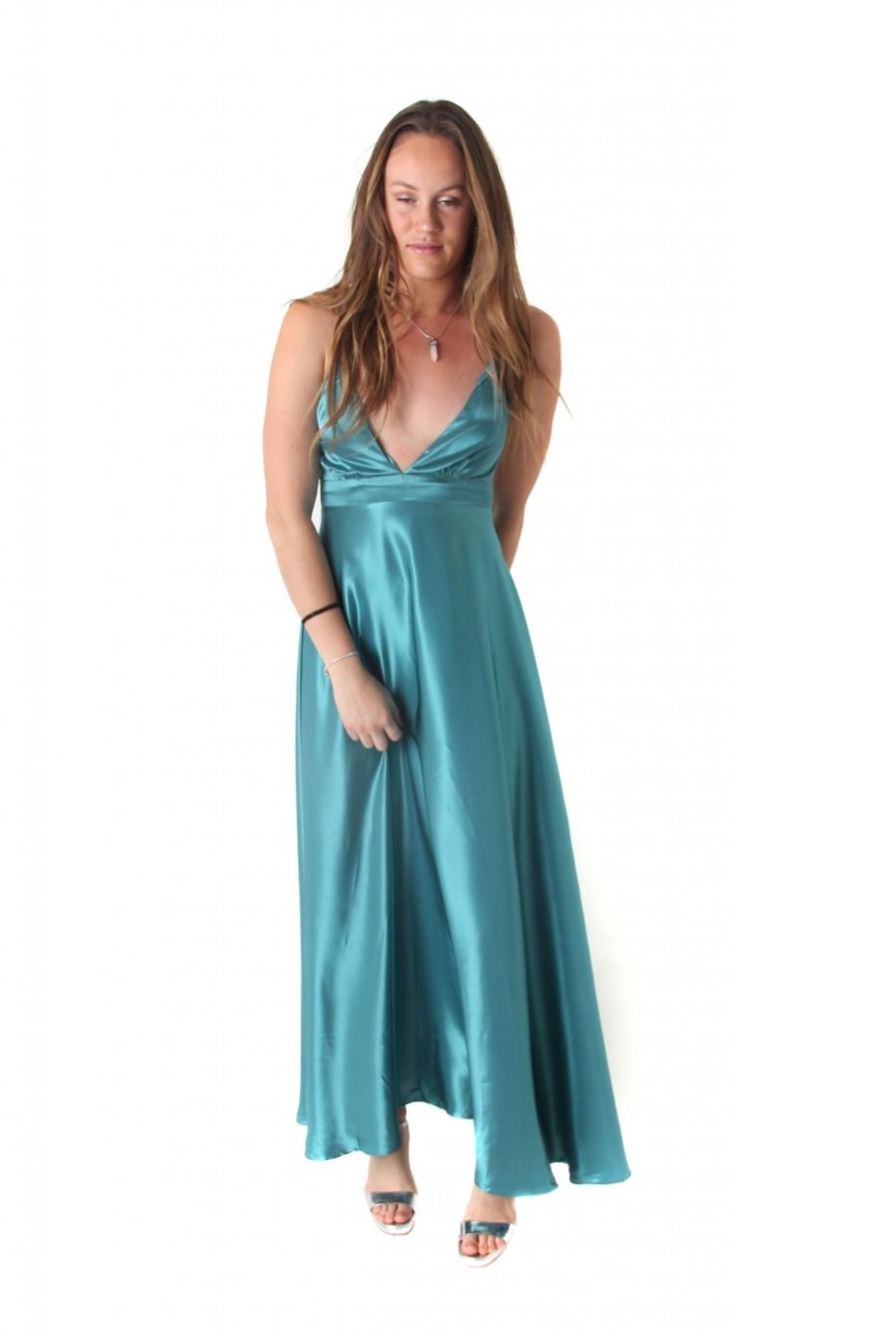 Arriendo de Vestido celeste de seda largo escote en V