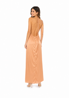 Arriendo de vestido largo de satín color durazno amarre tiras largas