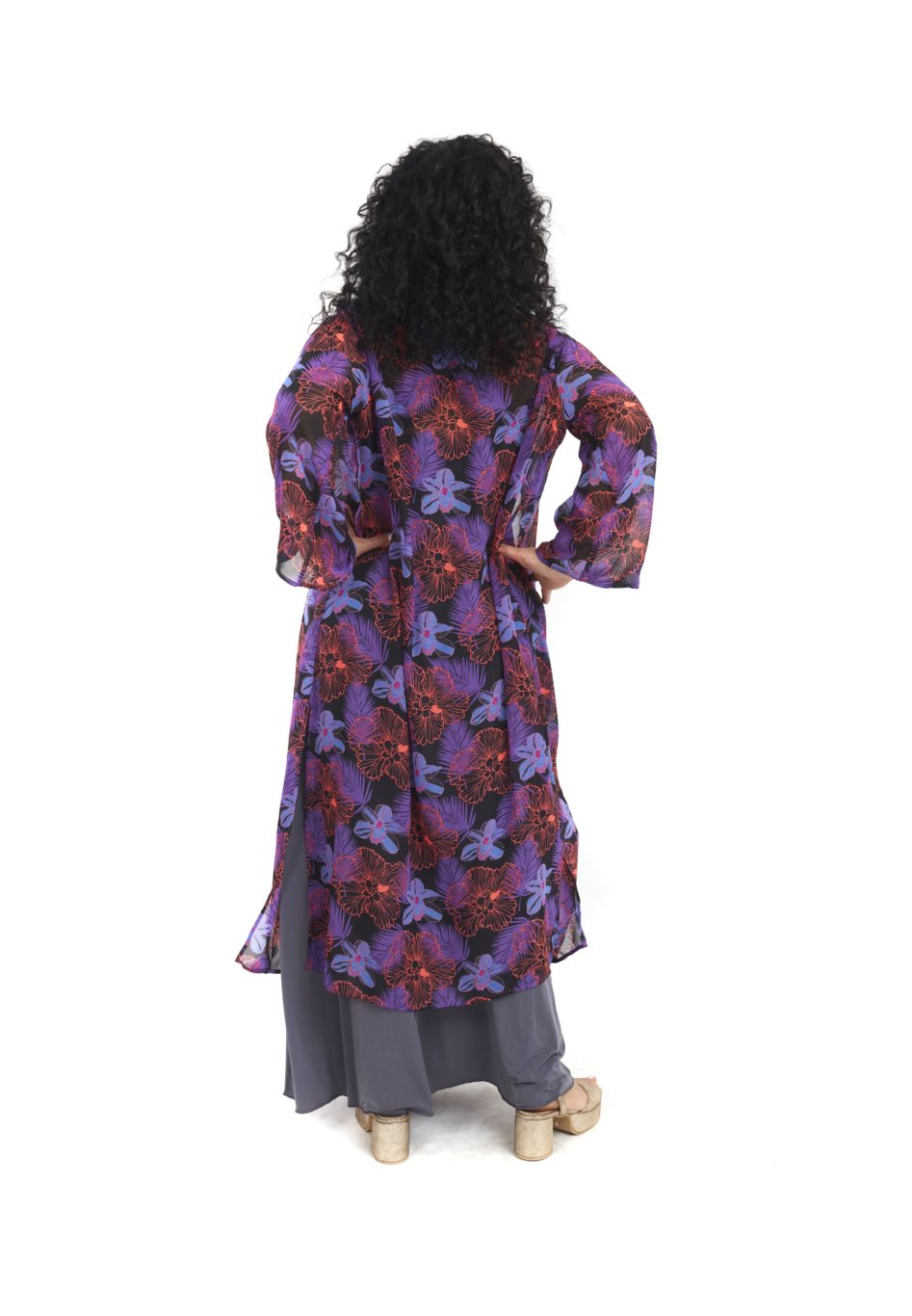 Arriendo de Kimono Opposite morado con flores naranjas azules