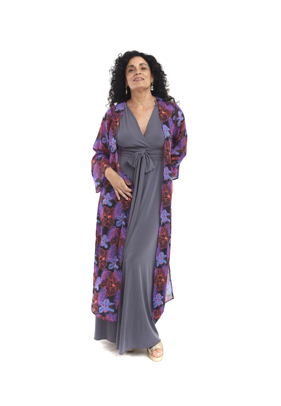 Arriendo de Kimono Opposite morado con flores naranjas azules