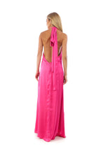 Arriendo de Vestido fucsia largo de seda con amarre en el cuello y escote