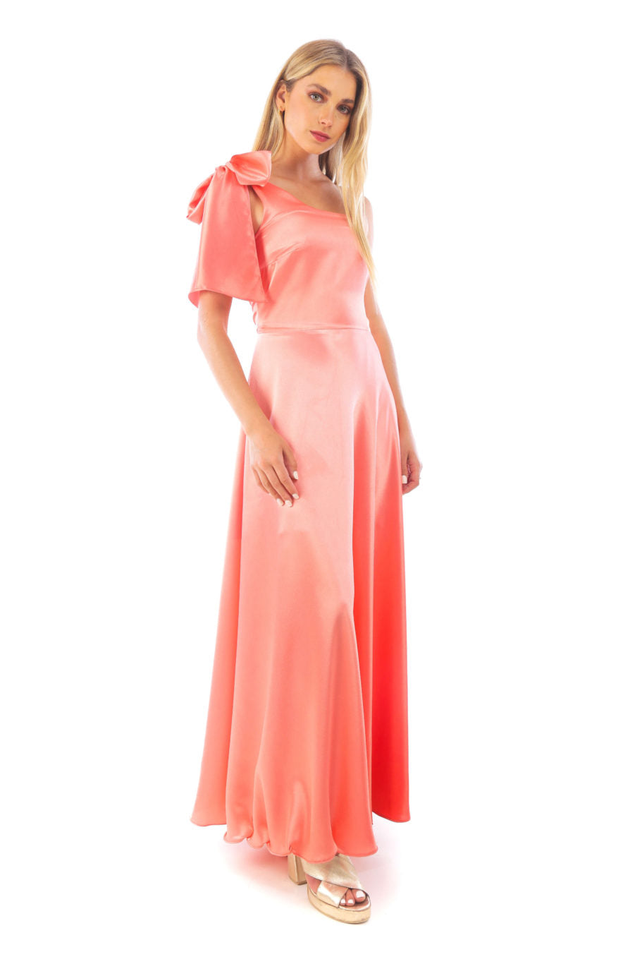 Arriendo de Vestido largo salmón de seda con un hombro degradé