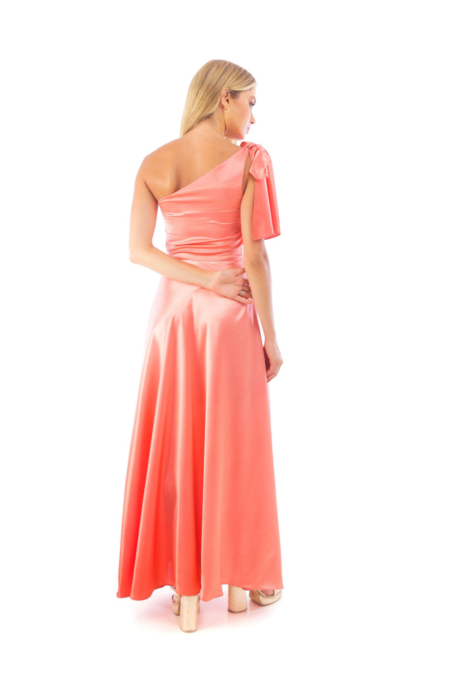 Arriendo de Vestido largo salmón de seda con un hombro degradé